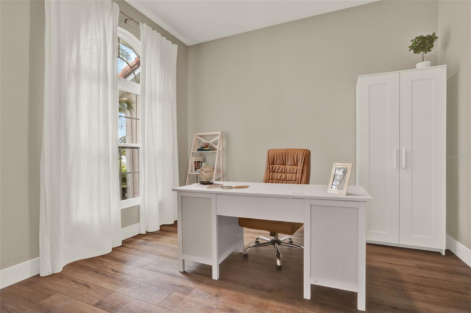 Listing photo id 8 for 6321 Clearmeadow Court
