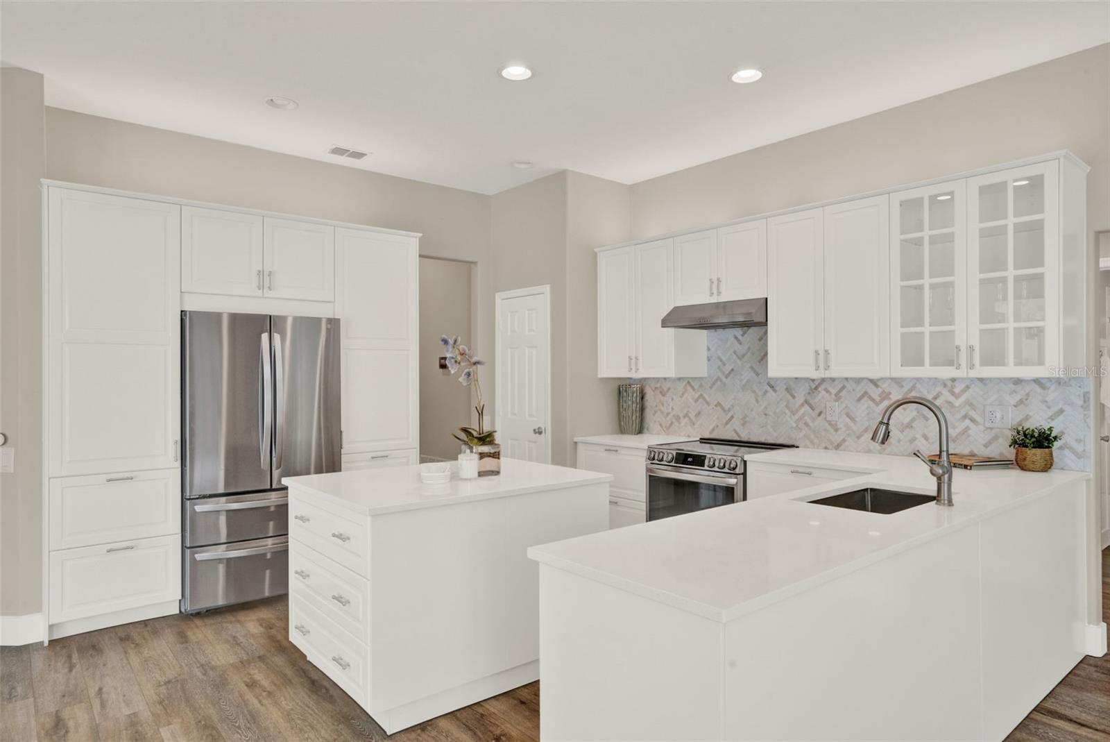 Listing photo id 4 for 6321 Clearmeadow Court