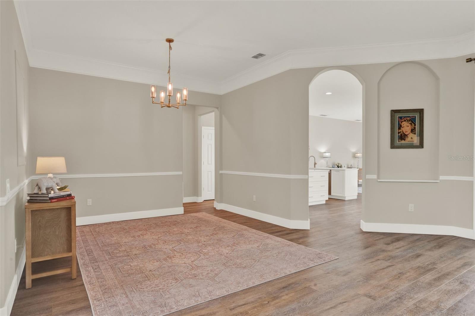 Listing photo id 7 for 6321 Clearmeadow Court