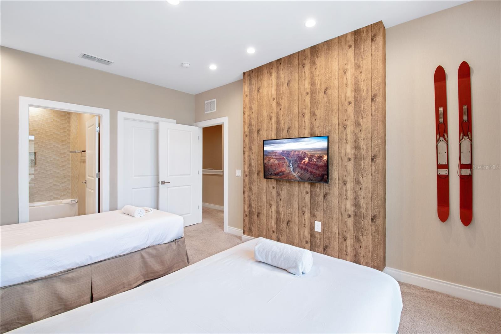 Image 17 of 24 For 7461 Bleecker Lane