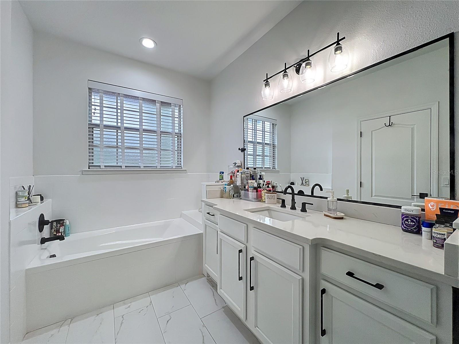 Image 37 of 63 For 2011 Esther Street
