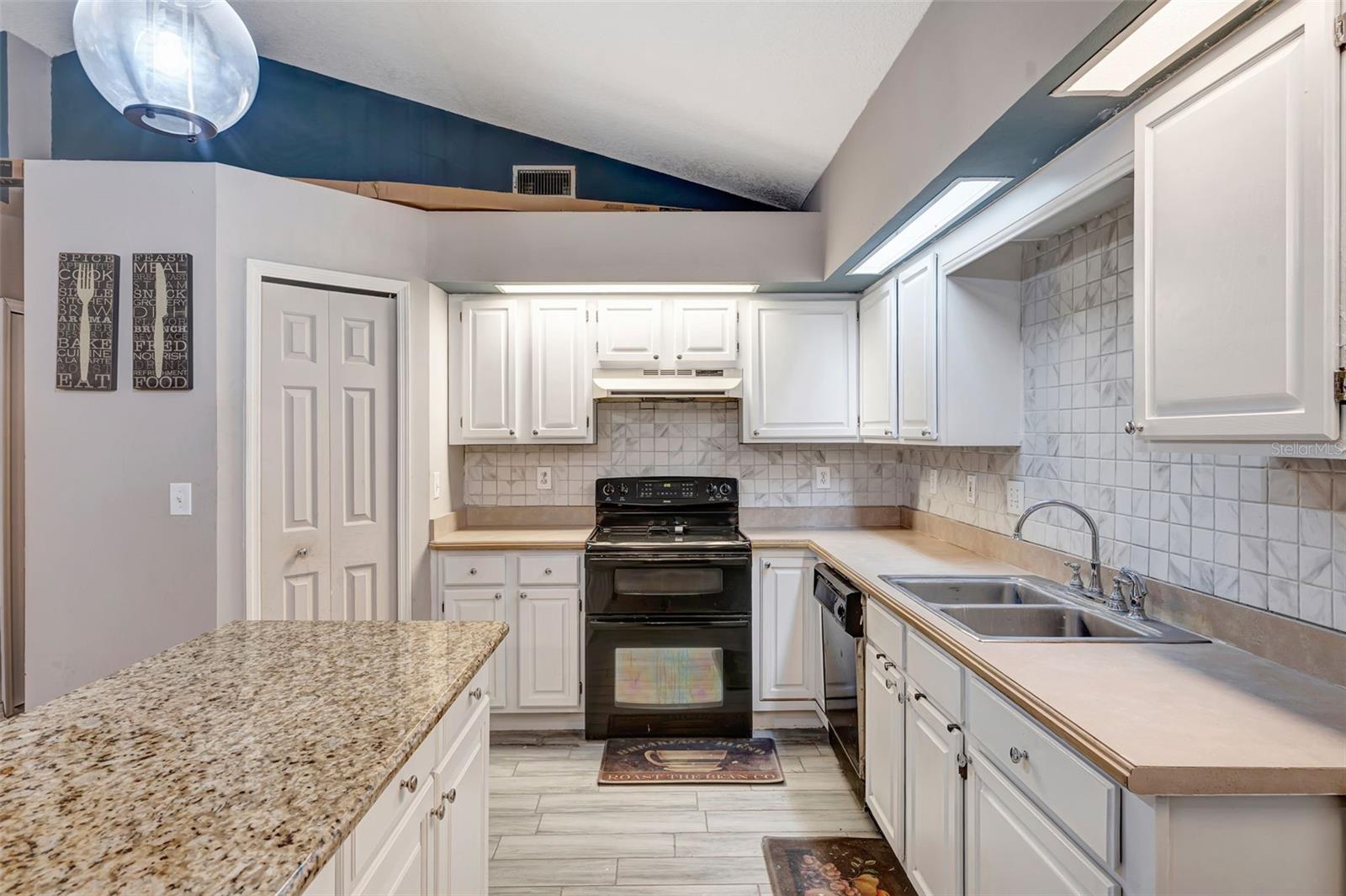 Image 10 of 44 For 10711 Lake Hill Drive
