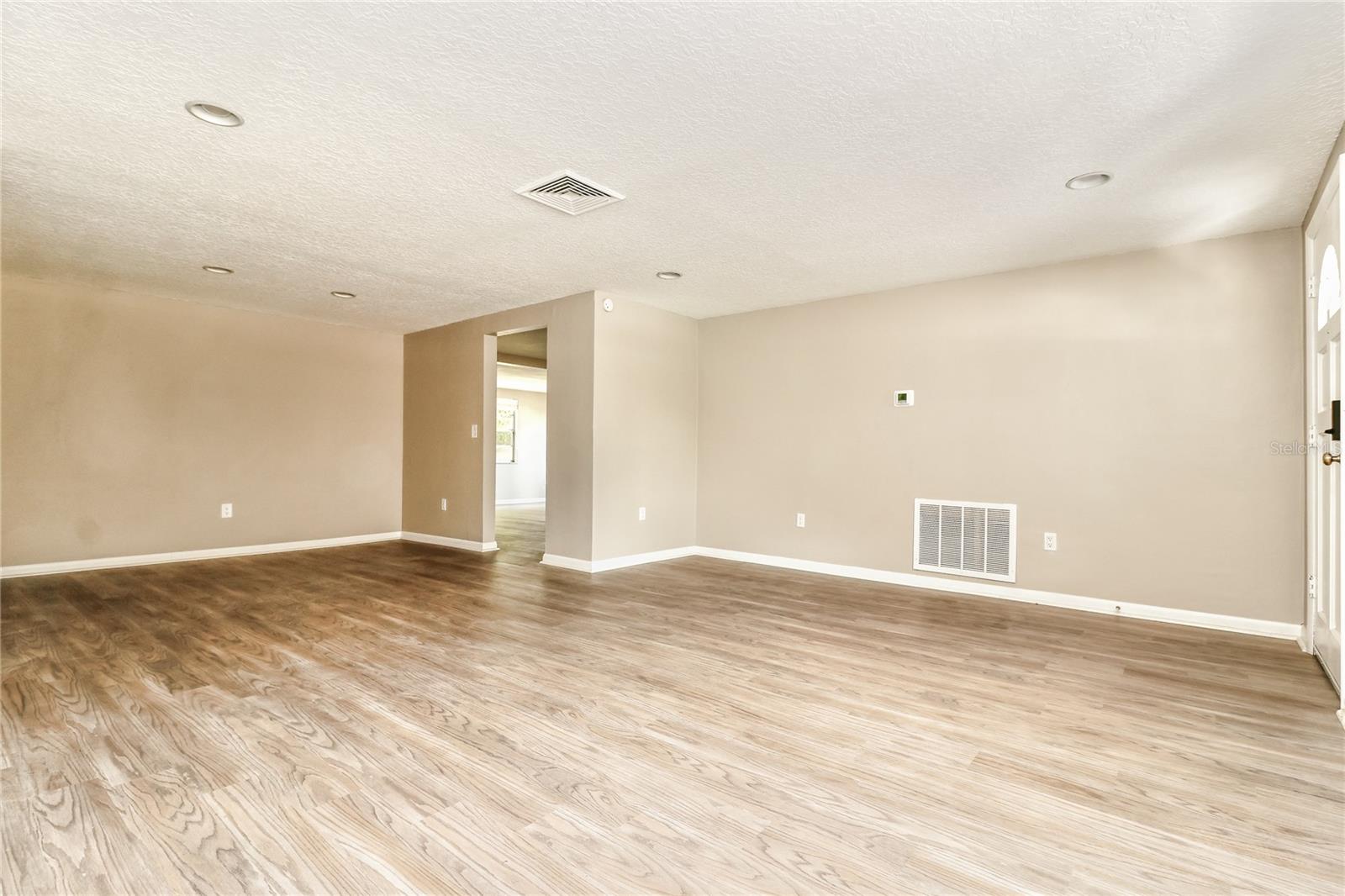 Listing photo id 1 for 7715 Cumber Drive