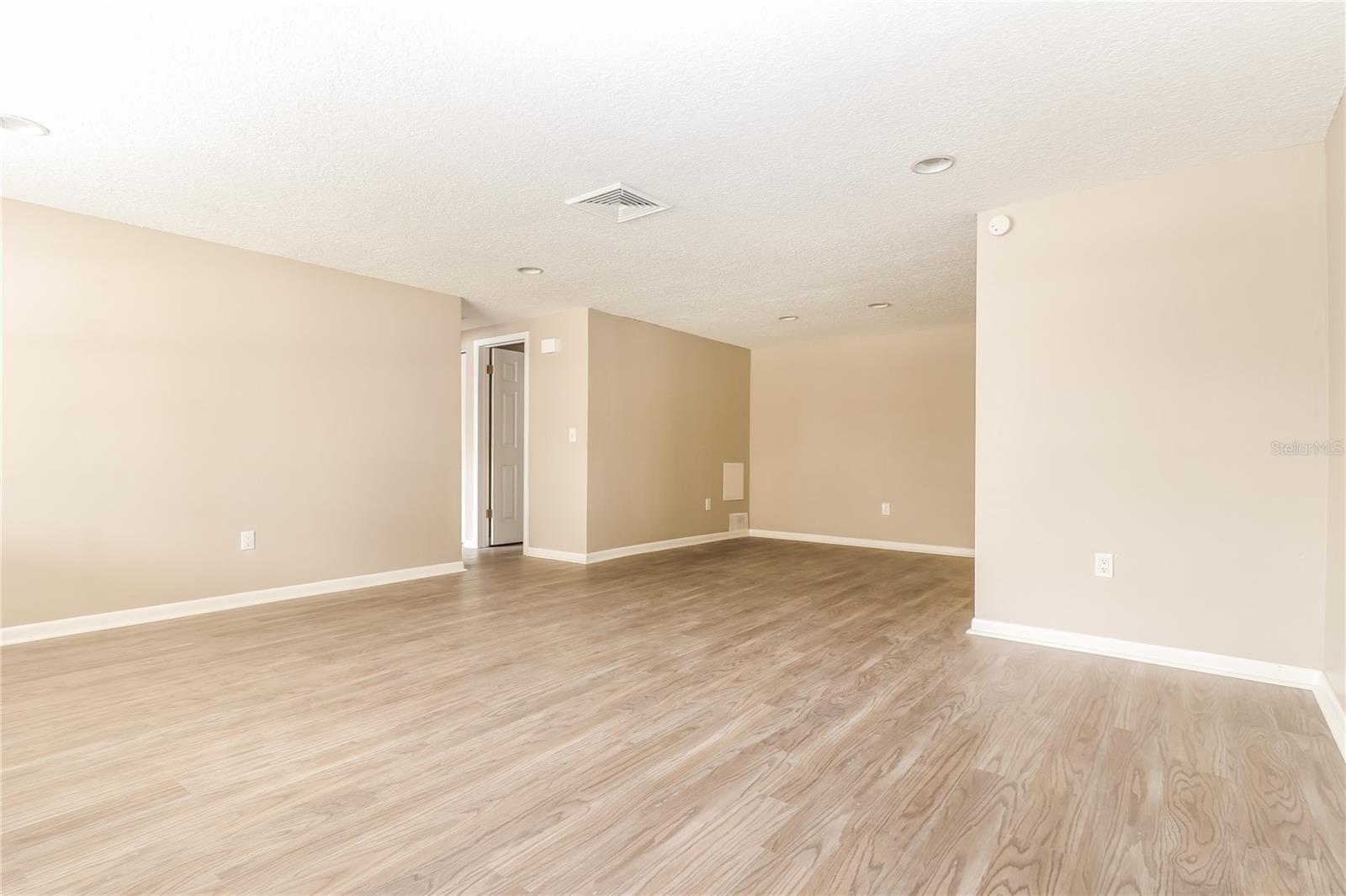 Listing photo id 3 for 7715 Cumber Drive
