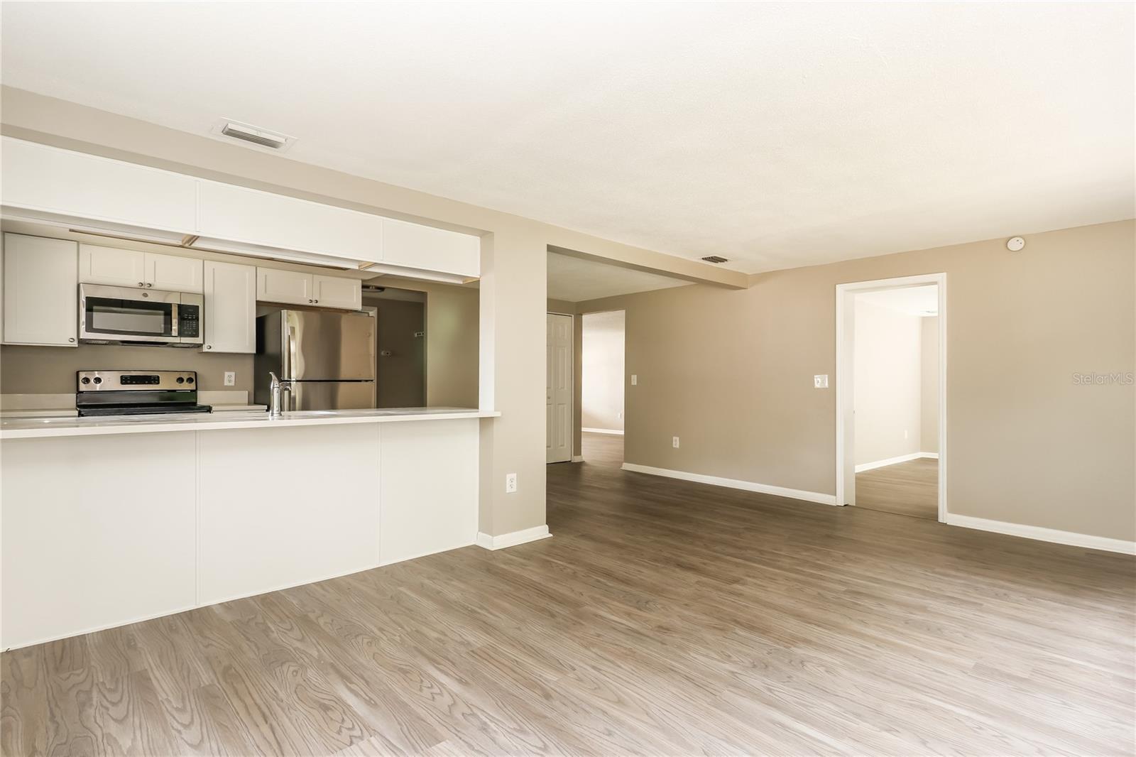 Listing photo id 7 for 7715 Cumber Drive