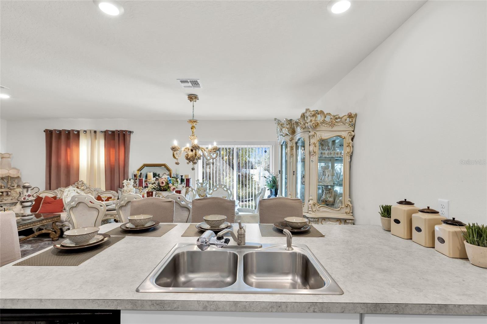 Image 14 of 29 For 355 Gardenia Court