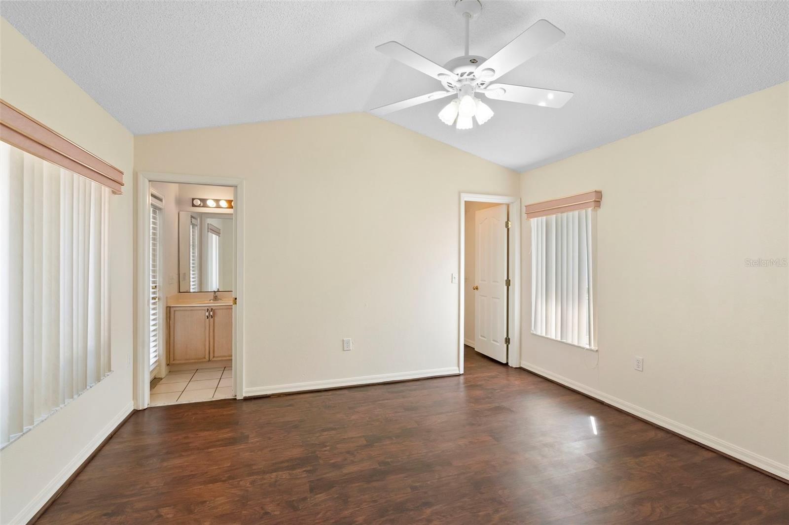 Image 4 of 52 For 40 Hollow Pine Drive