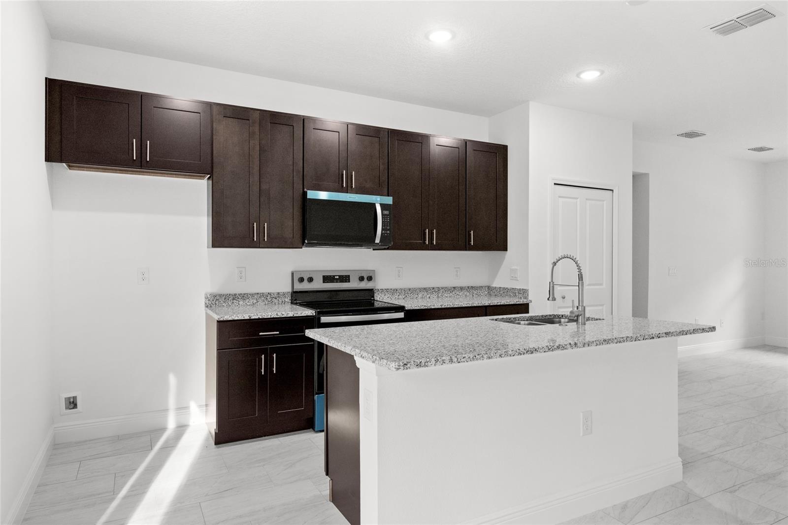 Listing photo id 0 for 104 Gondolier Place