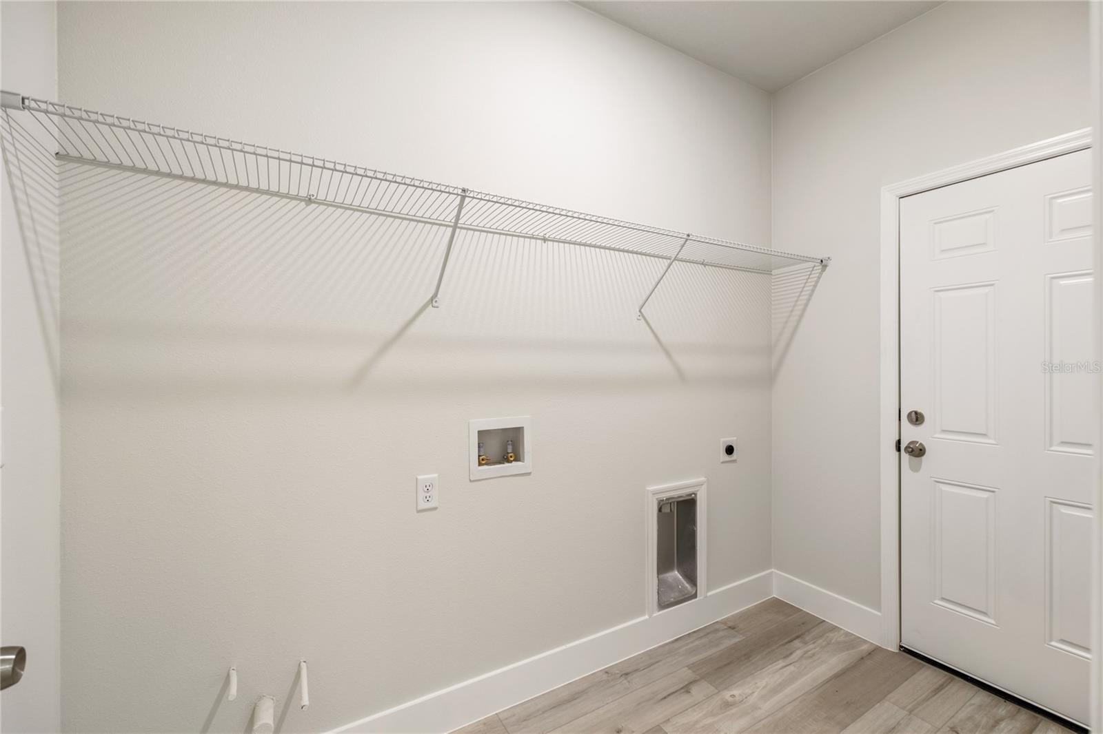 Listing photo id 13 for 10075 Conrad Point