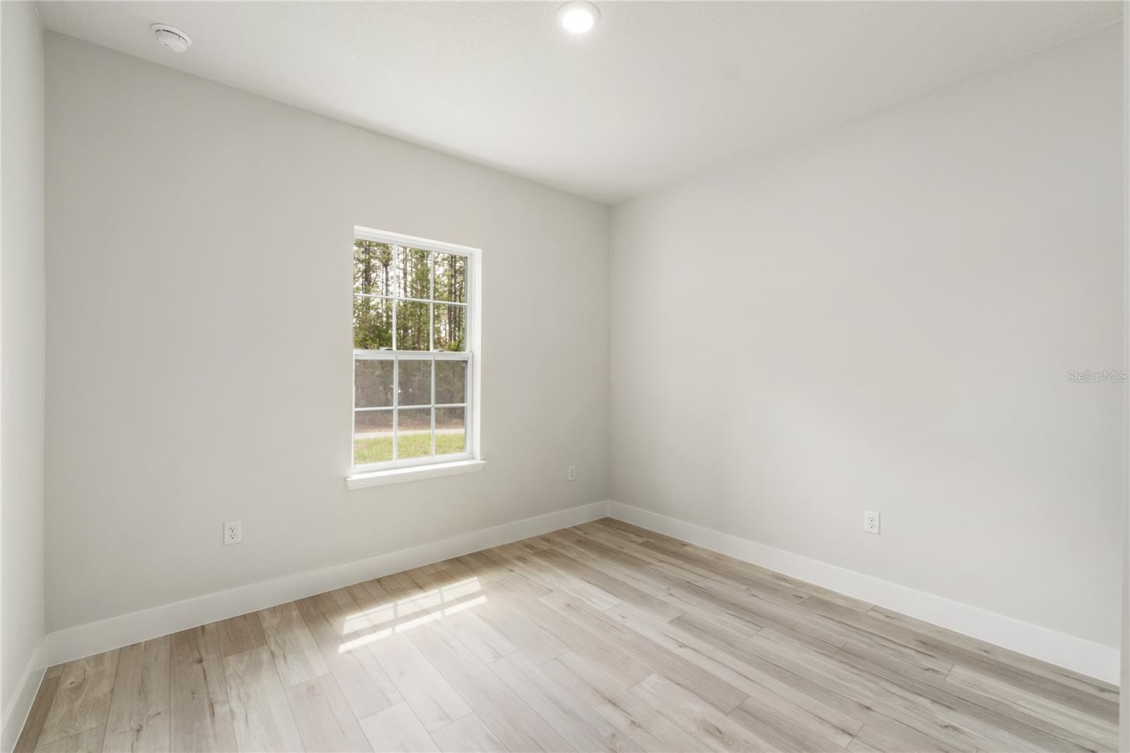 Listing photo id 14 for 10075 Conrad Point