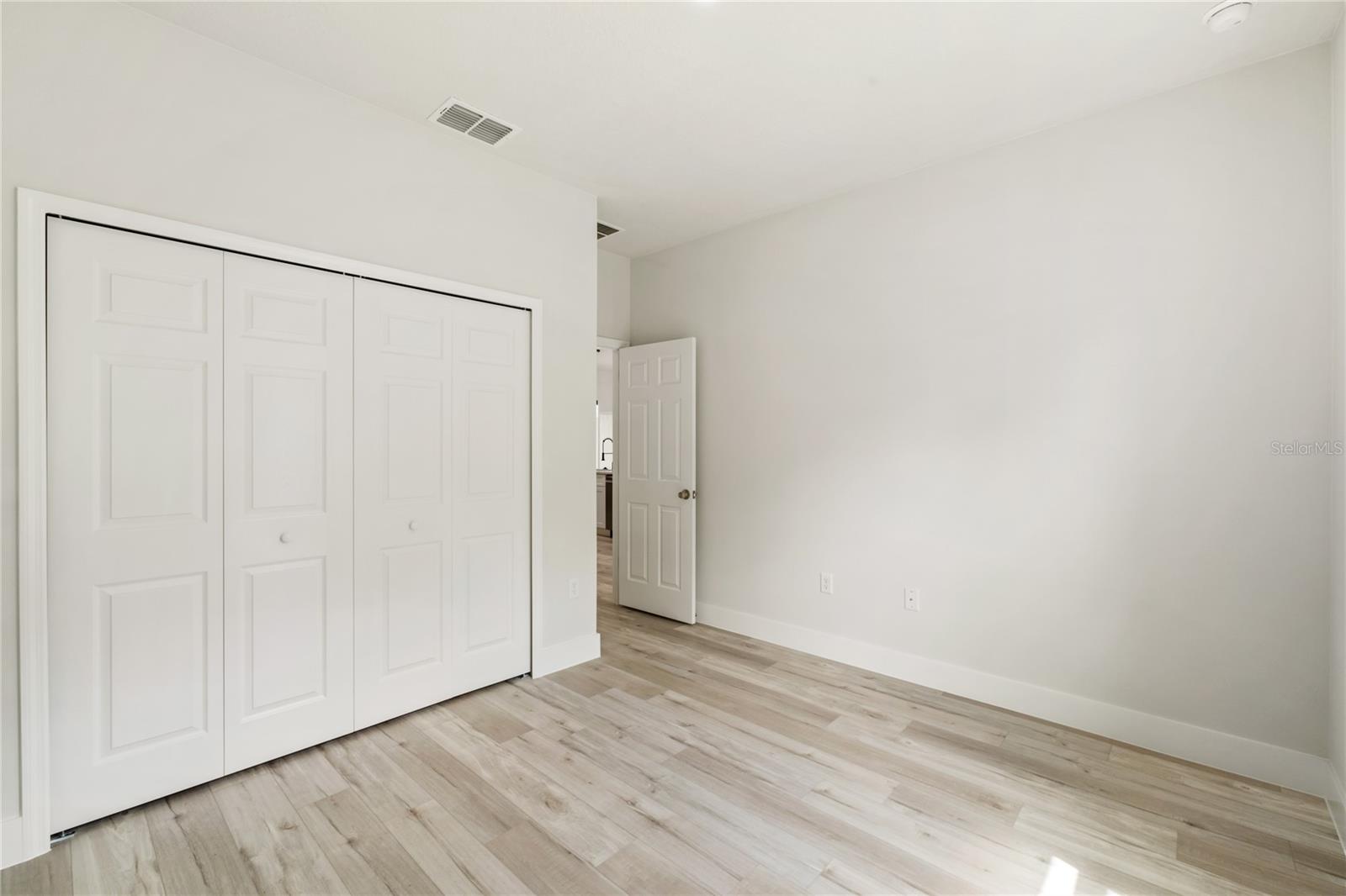 Listing photo id 15 for 10075 Conrad Point