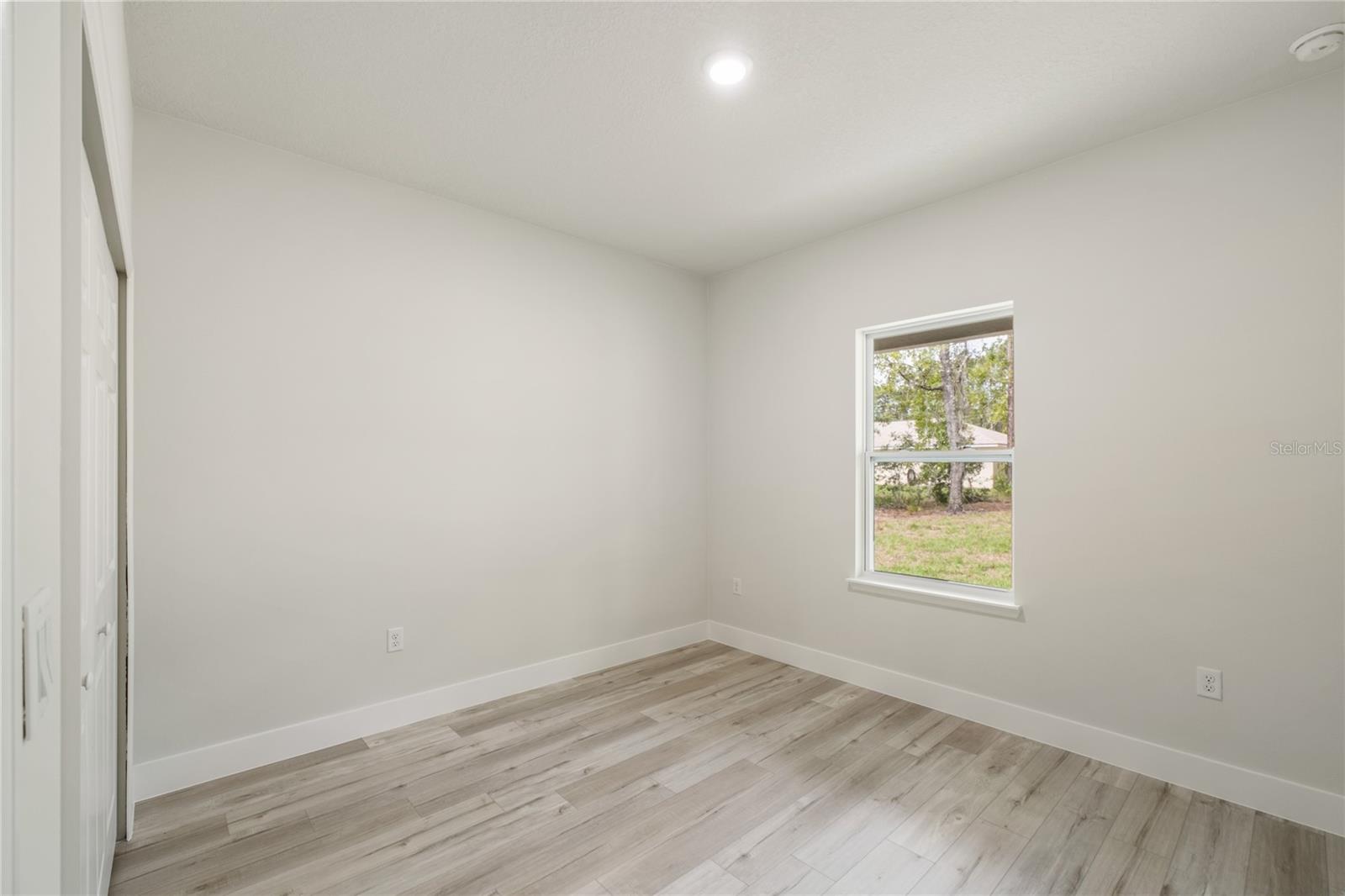 Listing photo id 17 for 10075 Conrad Point