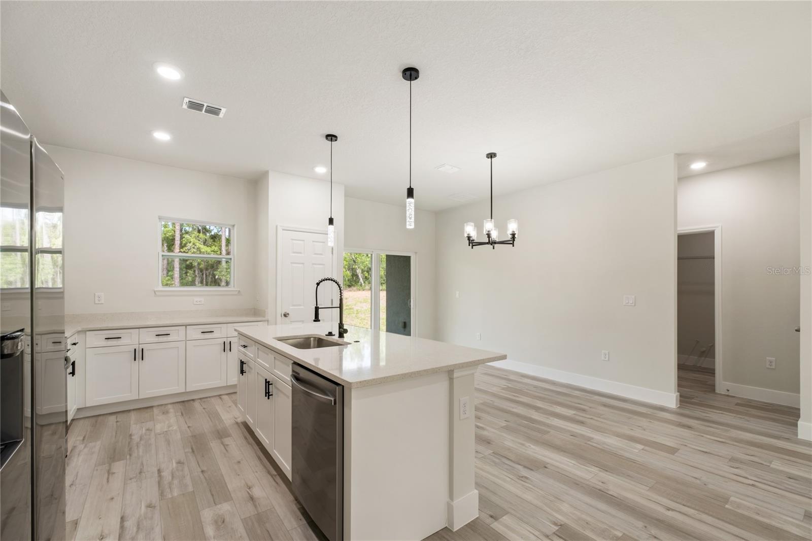 Listing photo id 3 for 10075 Conrad Point