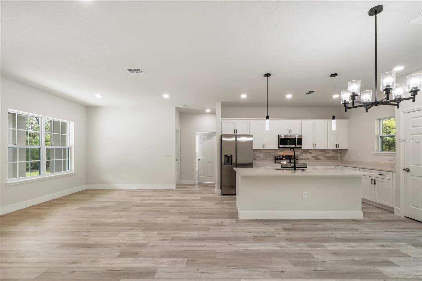 Listing photo id 4 for 10075 Conrad Point