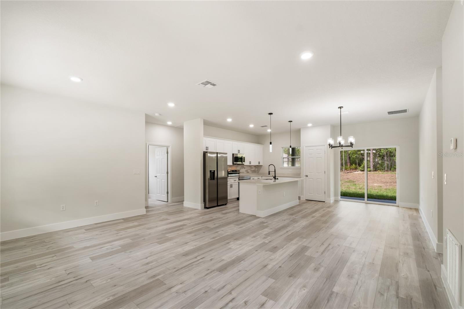 Listing photo id 6 for 10075 Conrad Point