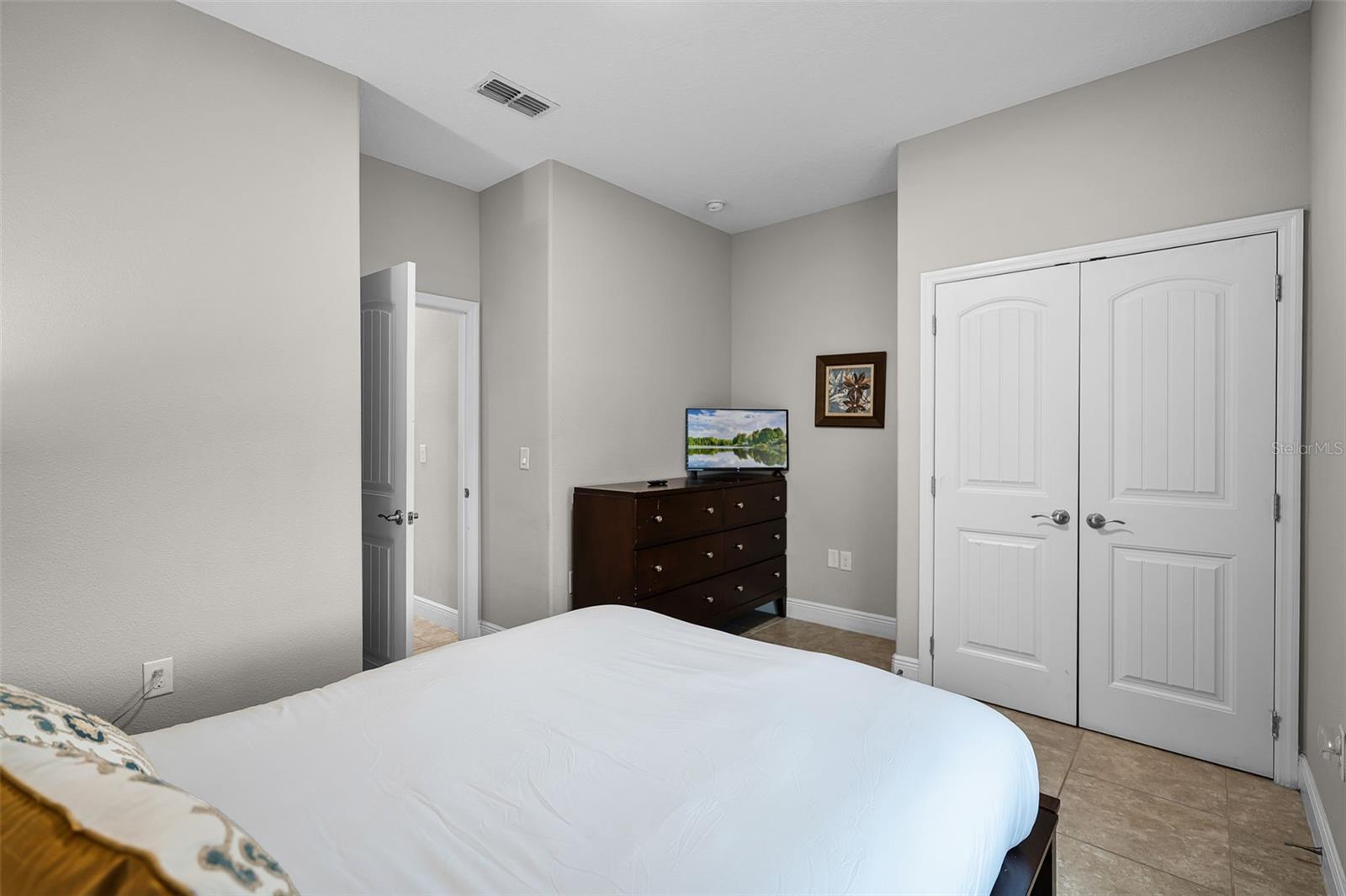 Image 24 of 50 For 4111 Oaktree Drive
