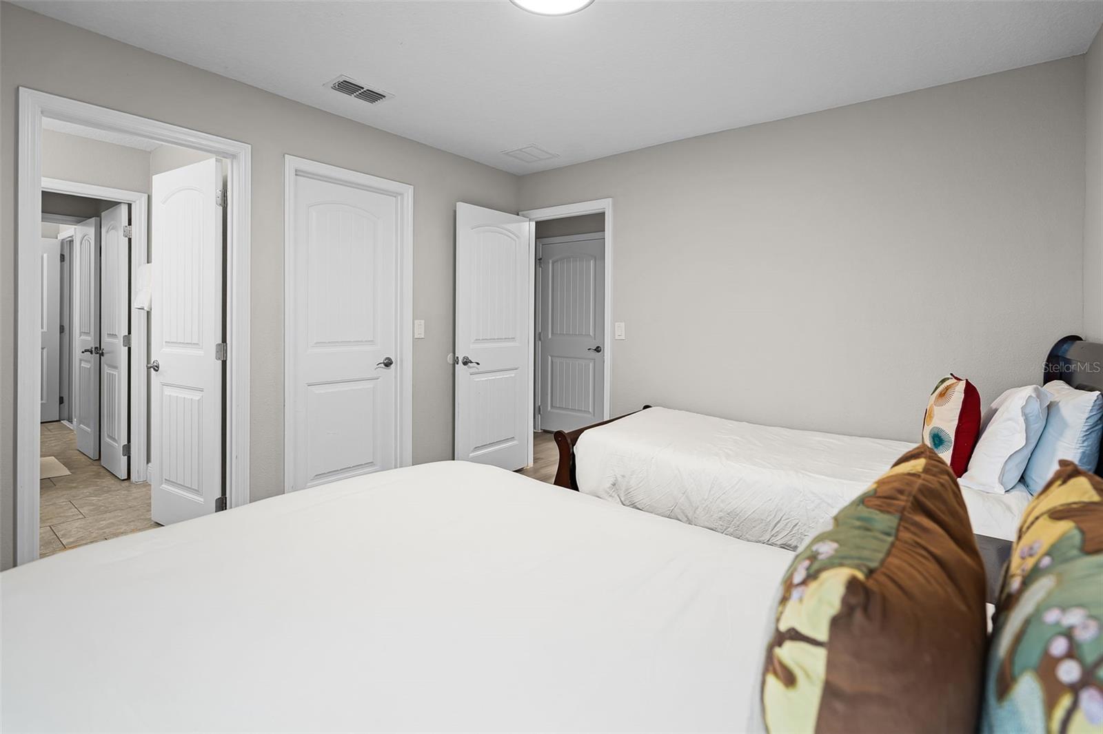 Image 34 of 50 For 4111 Oaktree Drive