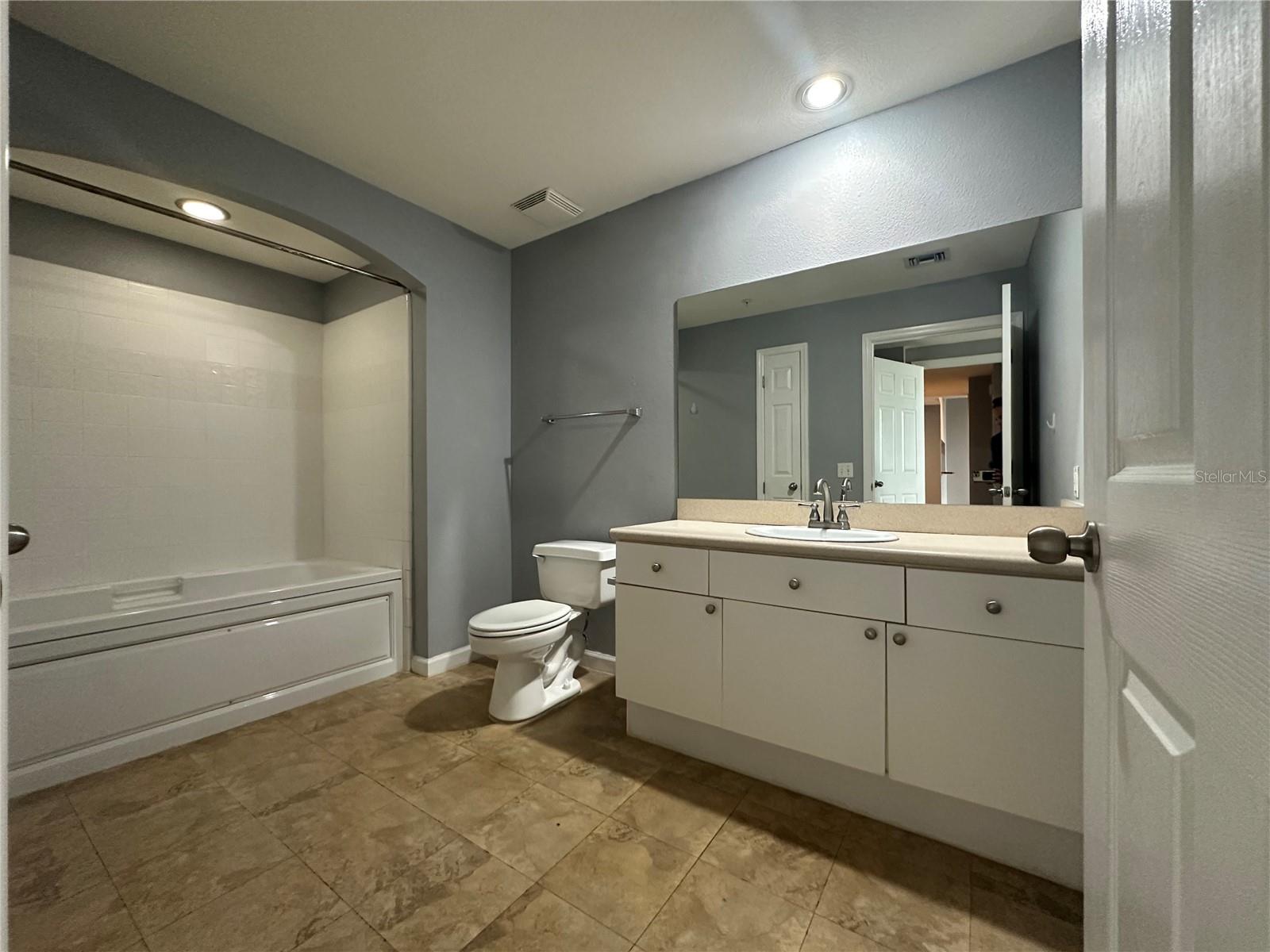 Image 16 of 29 For 322 Central Boulevard 706