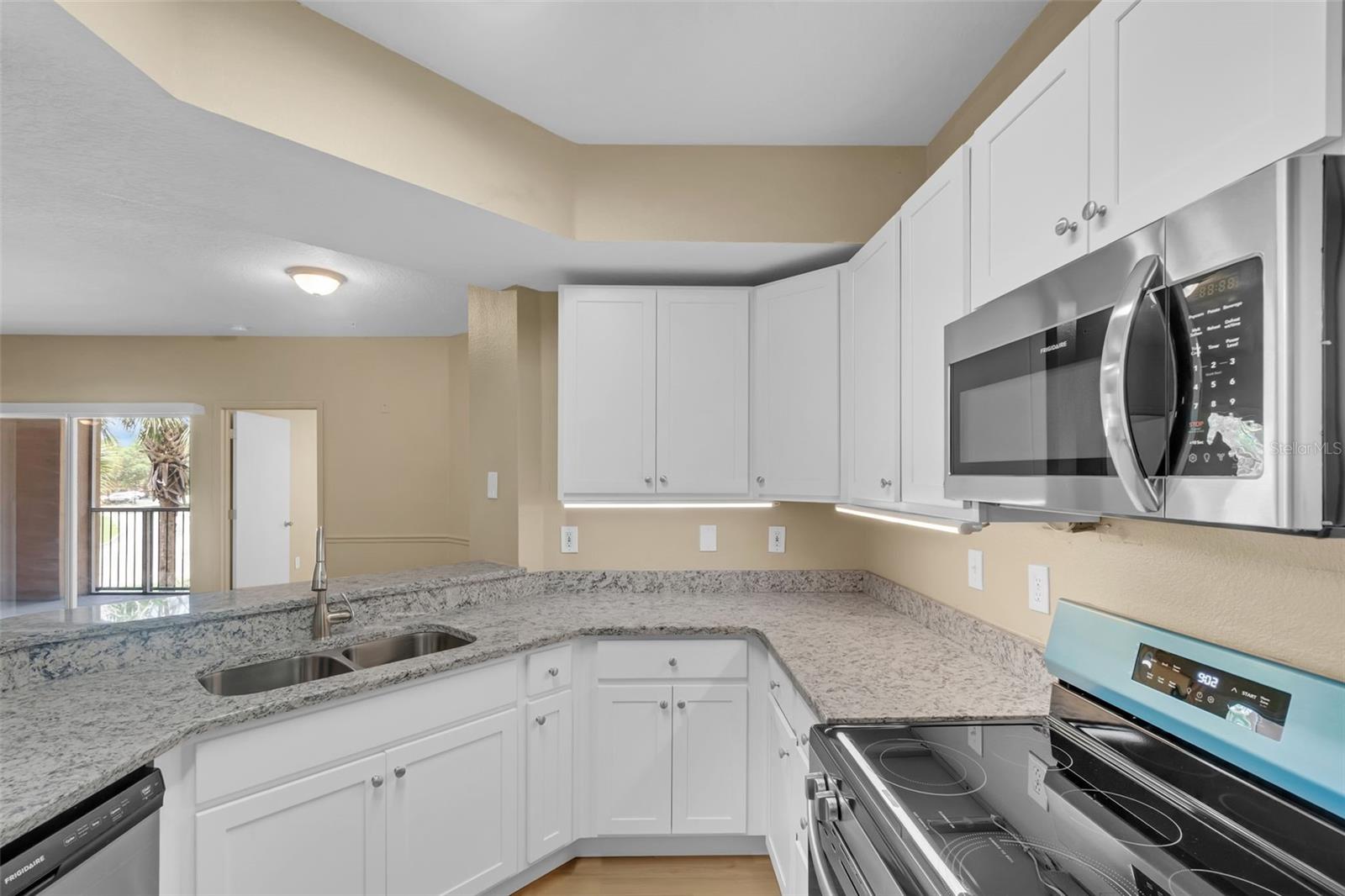 Image 13 of 53 For 5512 Metrowest Boulevard 201