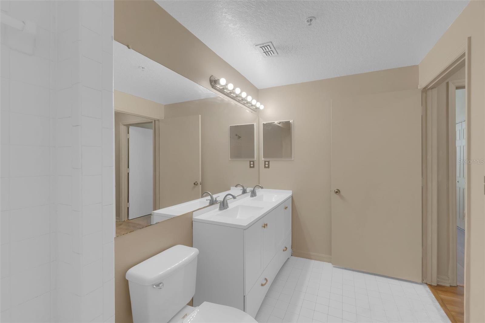 Image 19 of 53 For 5512 Metrowest Boulevard 201