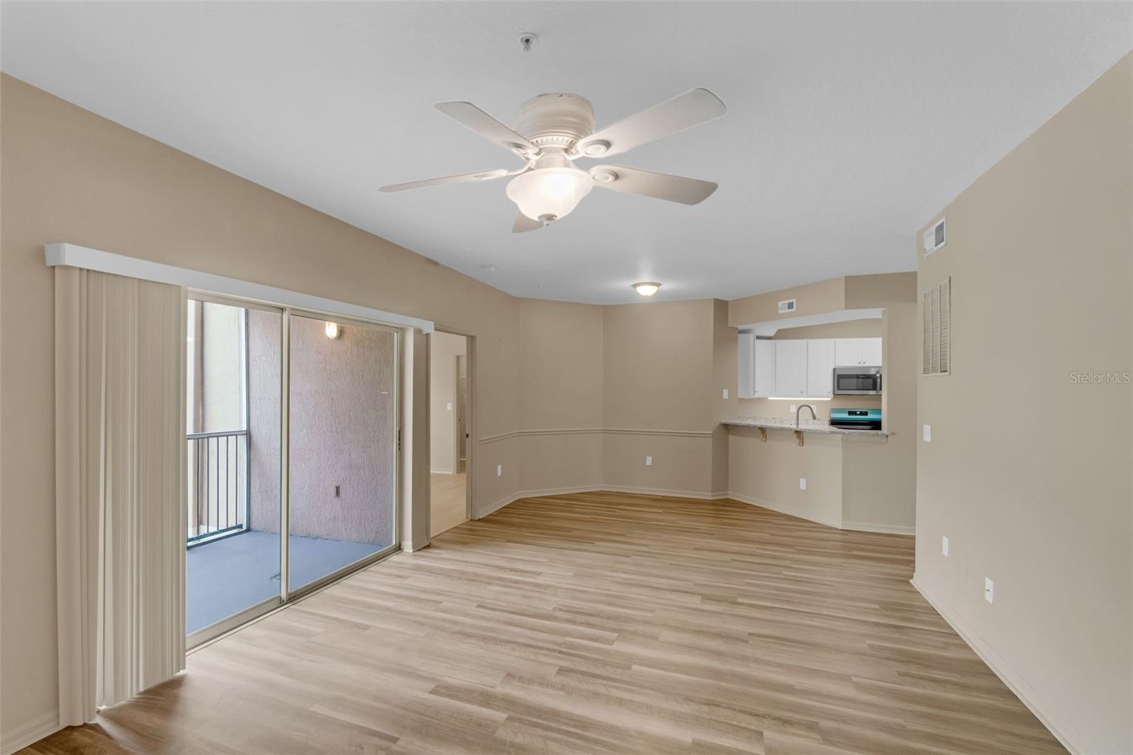 Image 21 of 53 For 5512 Metrowest Boulevard 201