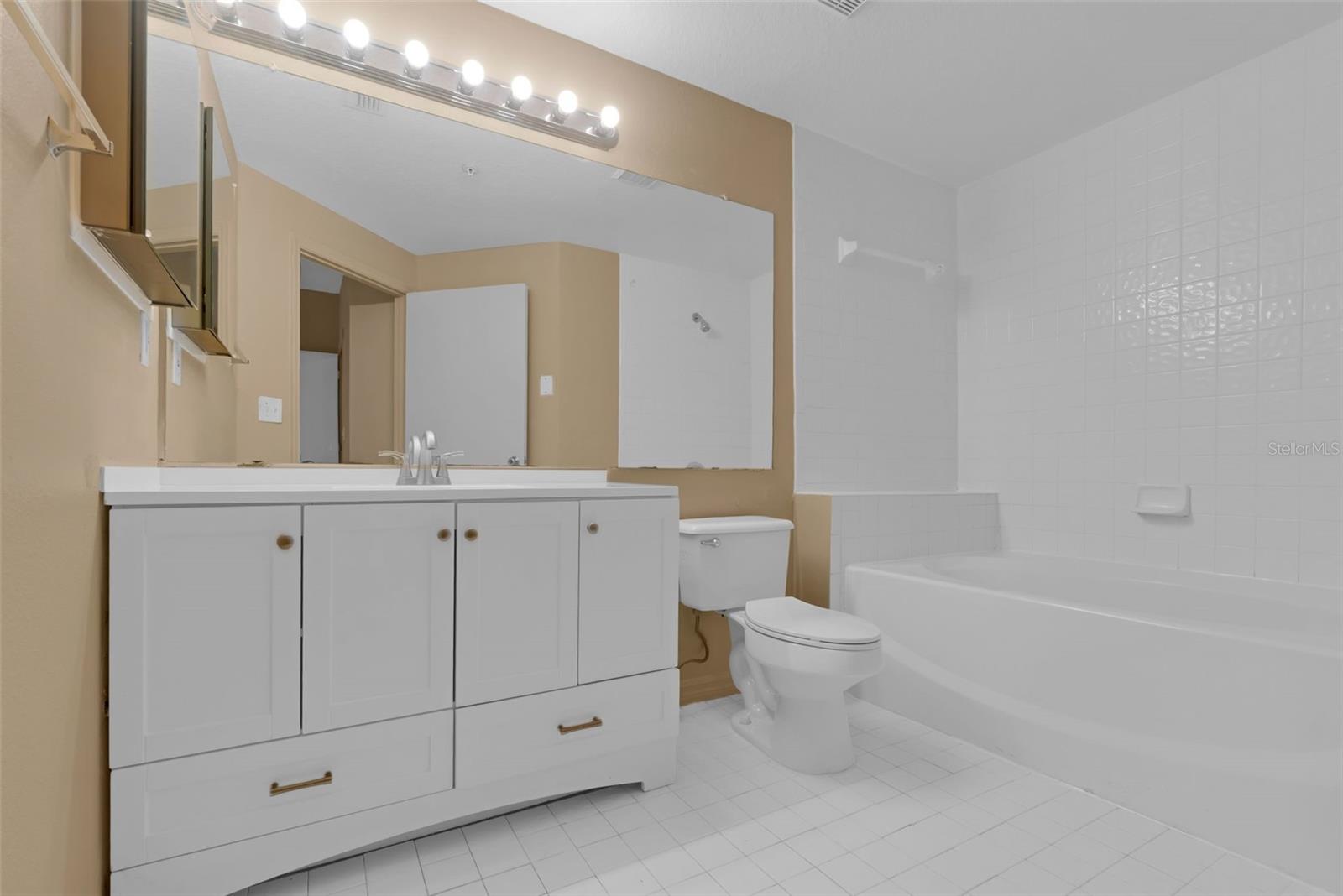 Image 22 of 53 For 5512 Metrowest Boulevard 201