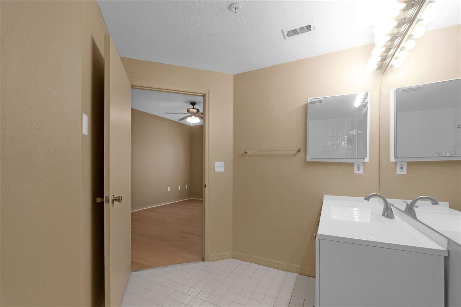 Image 24 of 53 For 5512 Metrowest Boulevard 201