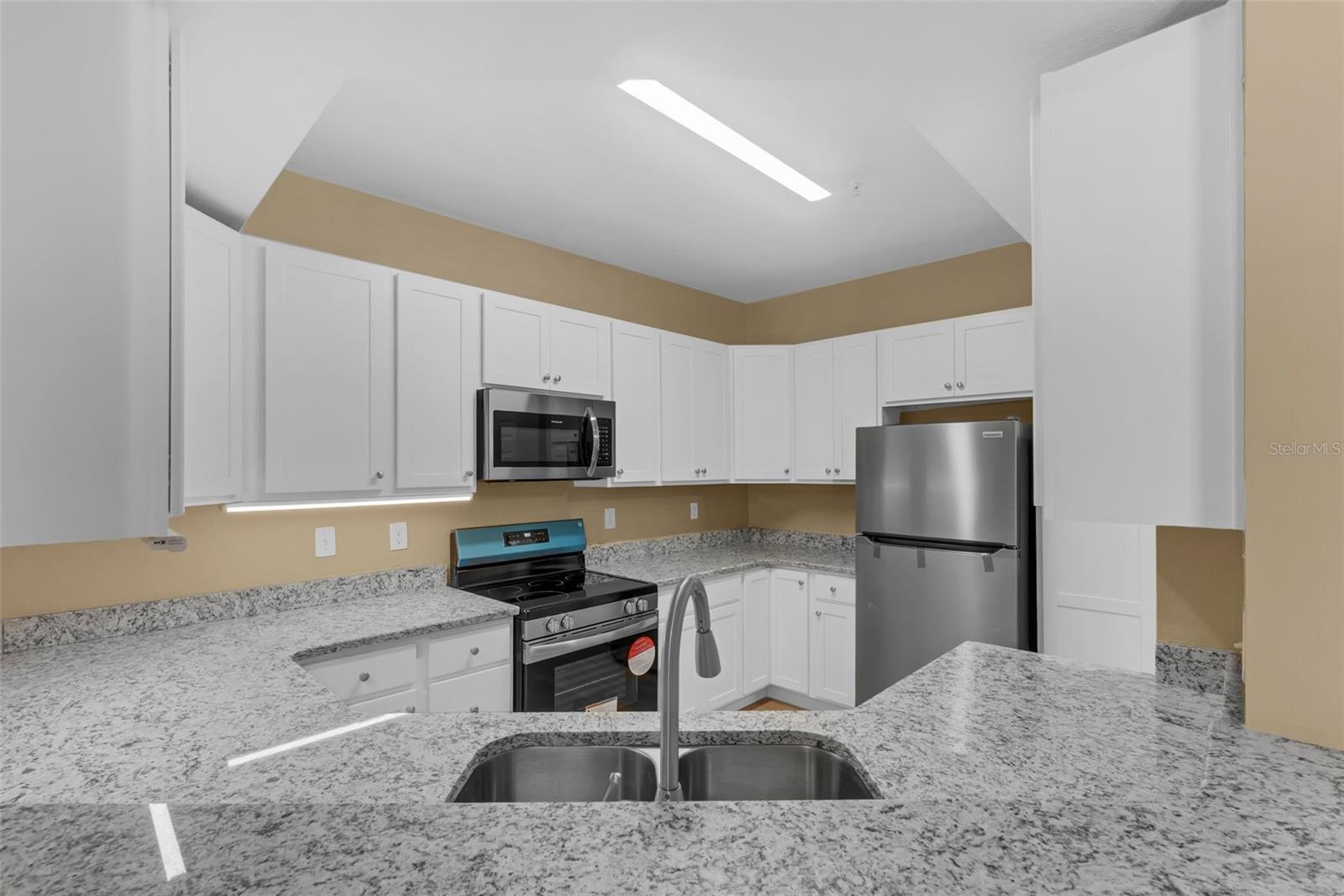 Image 6 of 53 For 5512 Metrowest Boulevard 201