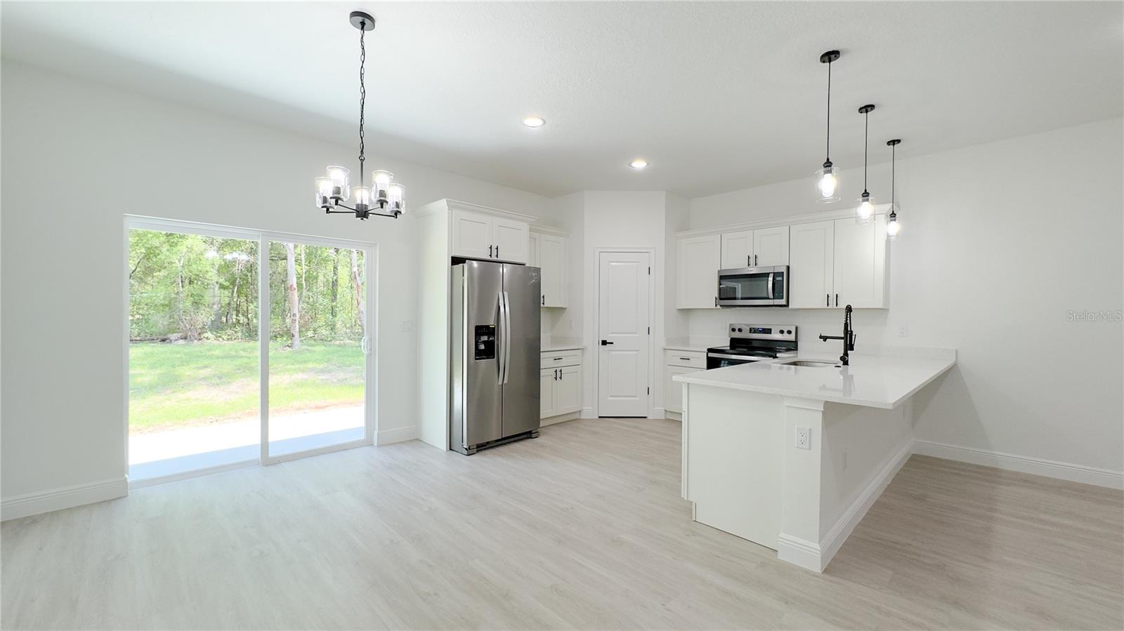 Listing photo id 8 for 2498 Magenta Drive