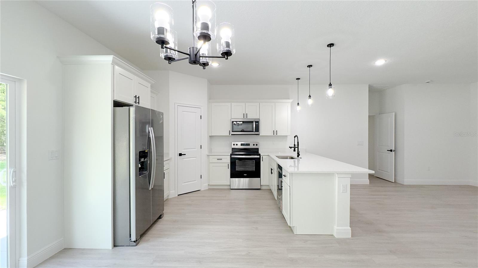 Listing photo id 9 for 2498 Magenta Drive