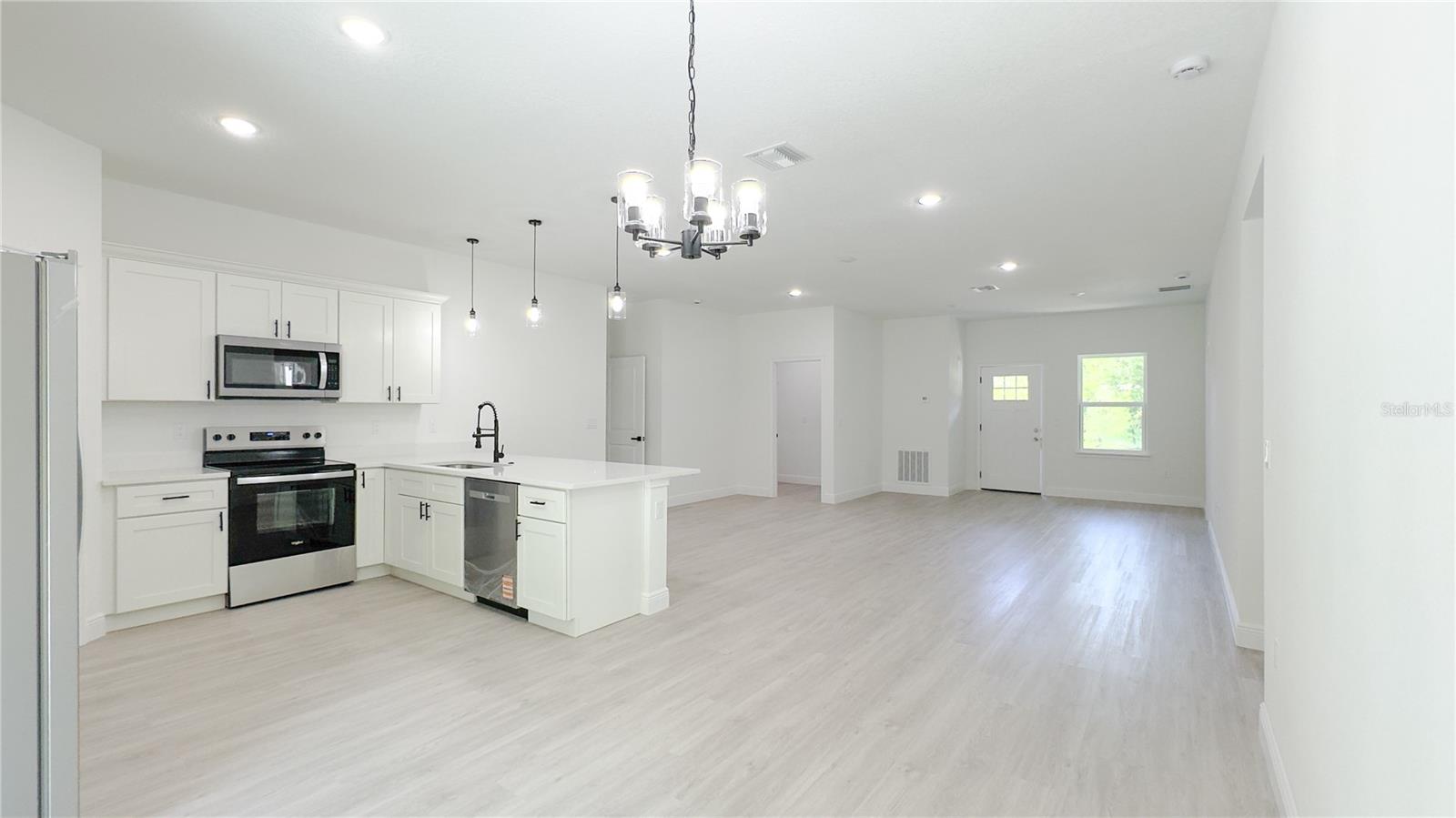 Listing photo id 10 for 2498 Magenta Drive