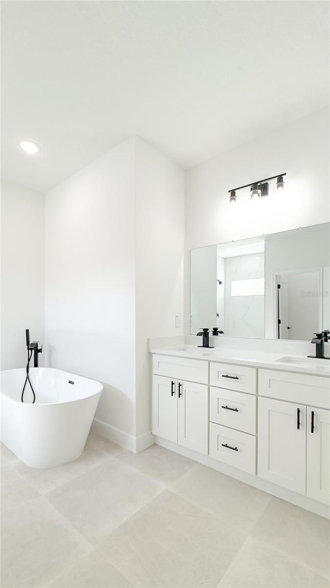 Listing photo id 11 for 2498 Magenta Drive