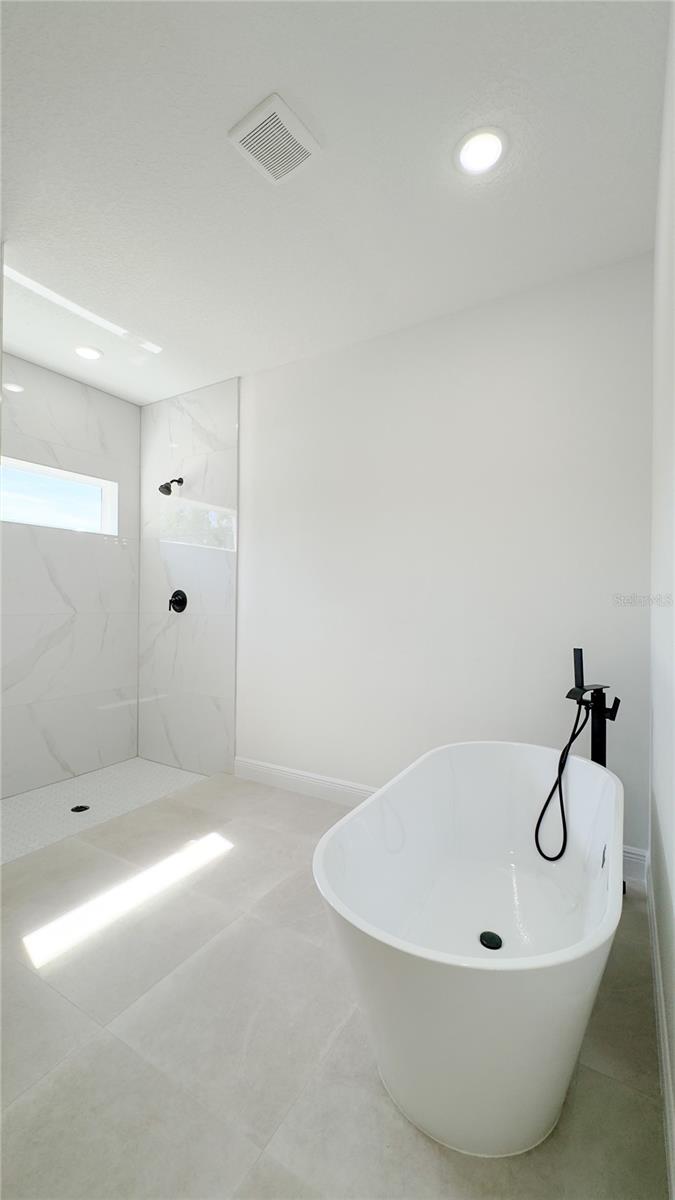 Listing photo id 12 for 2498 Magenta Drive