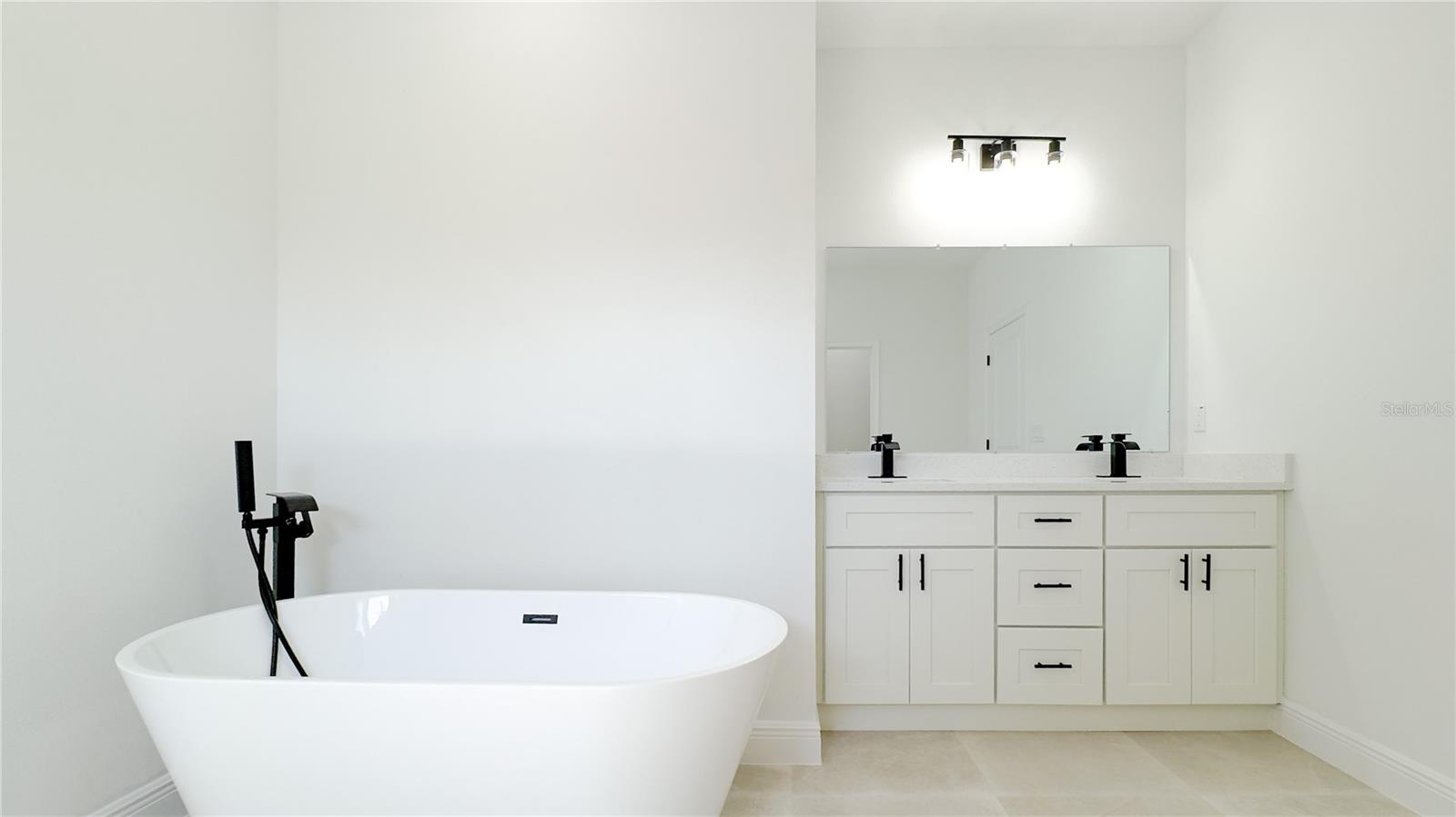 Listing photo id 14 for 2498 Magenta Drive