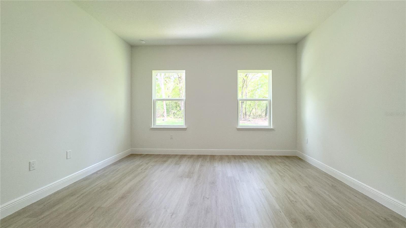 Listing photo id 16 for 2498 Magenta Drive