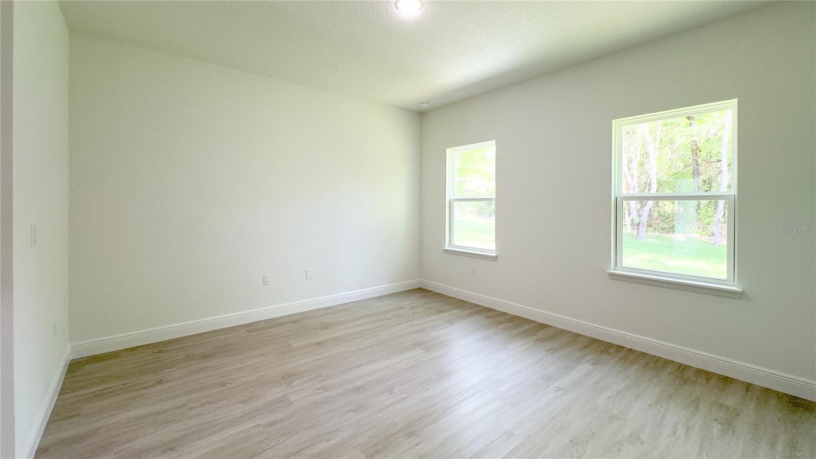 Listing photo id 17 for 2498 Magenta Drive
