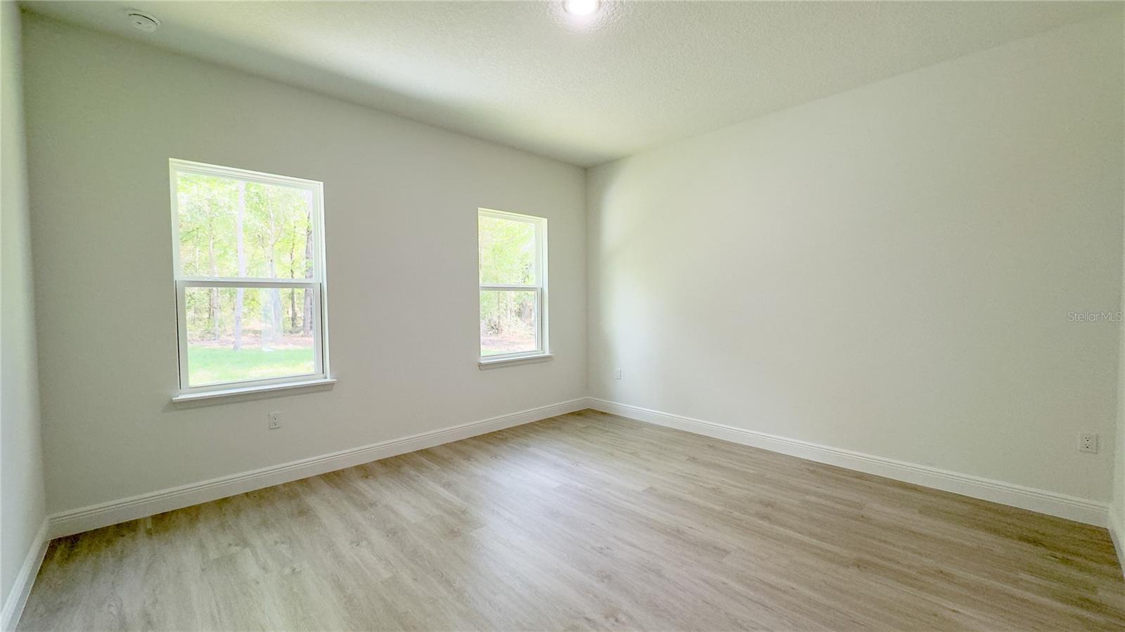 Listing photo id 18 for 2498 Magenta Drive
