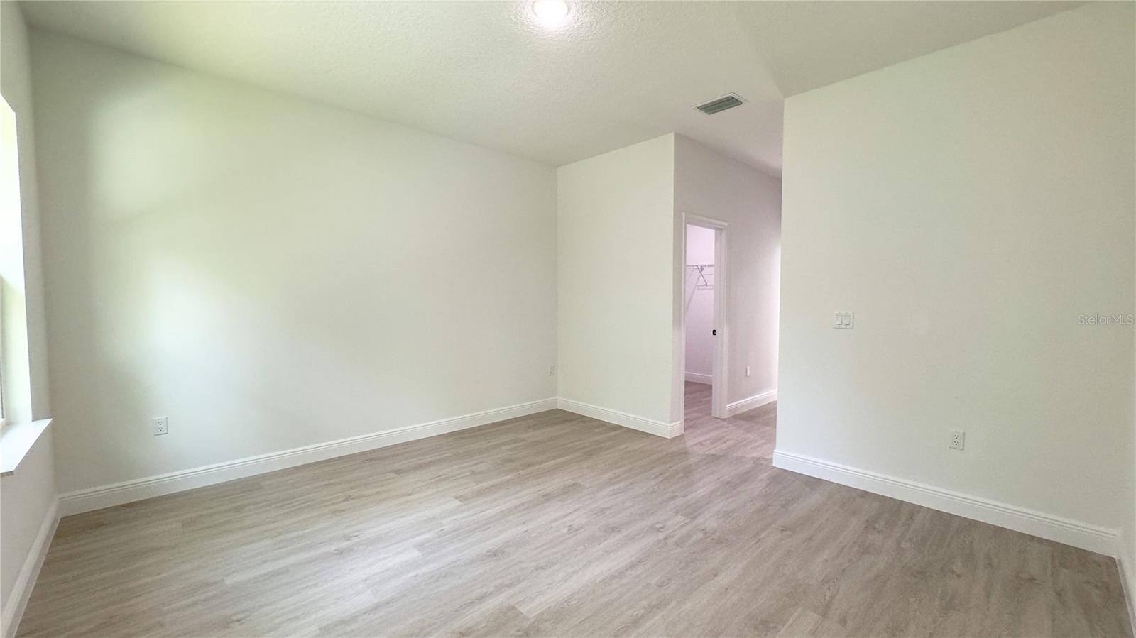Listing photo id 19 for 2498 Magenta Drive