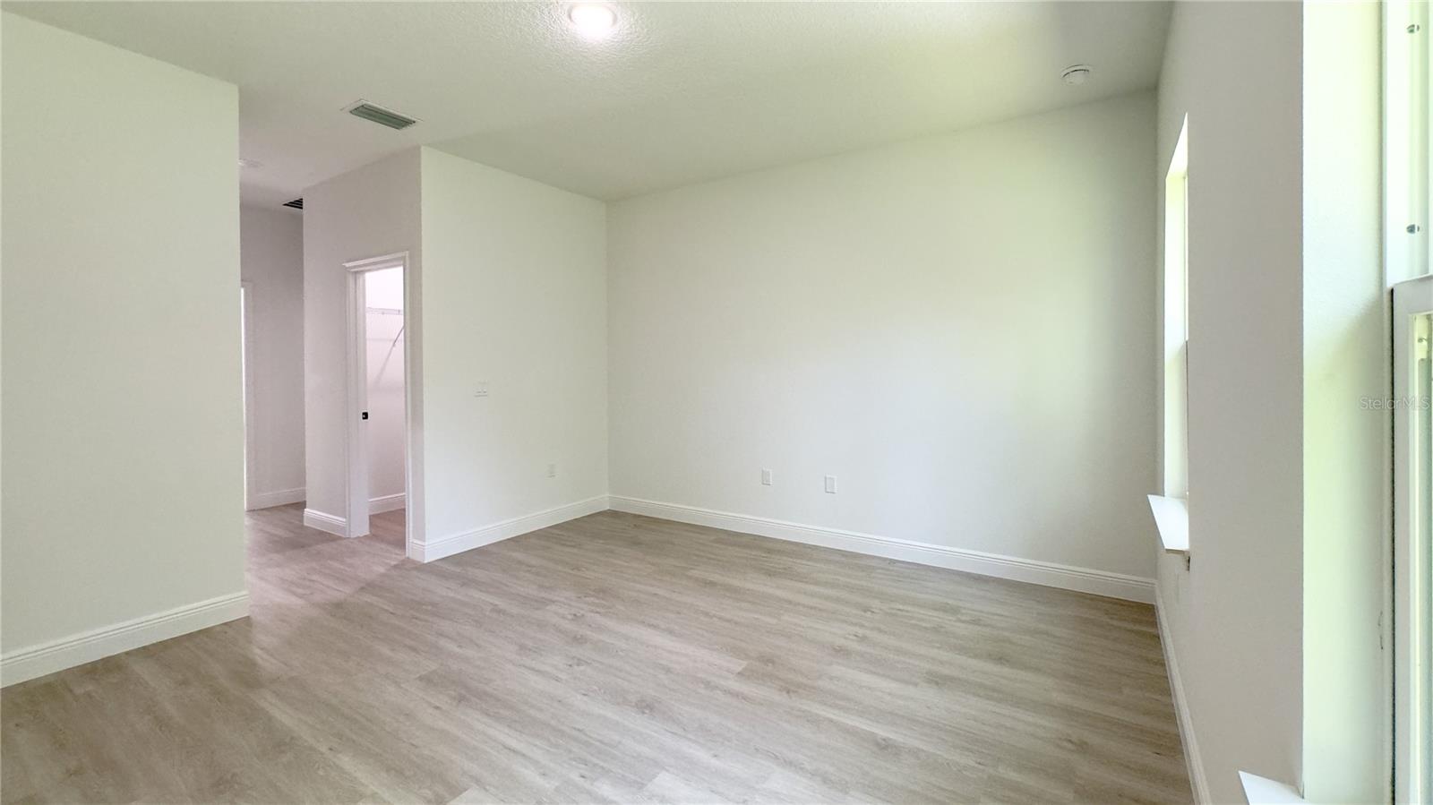 Listing photo id 21 for 2498 Magenta Drive