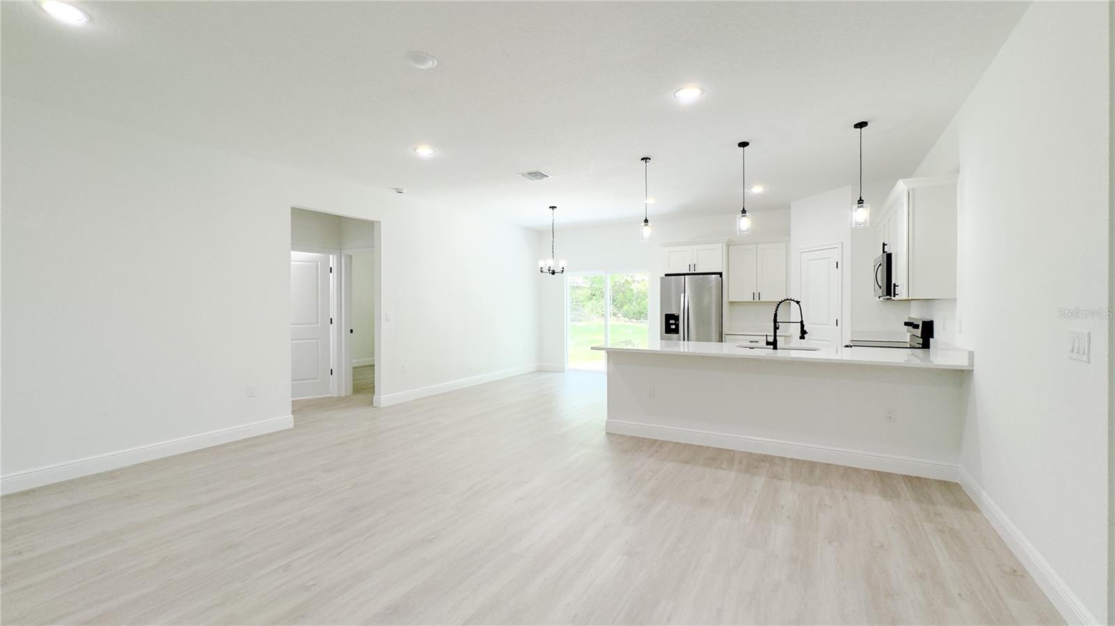 Listing photo id 23 for 2498 Magenta Drive