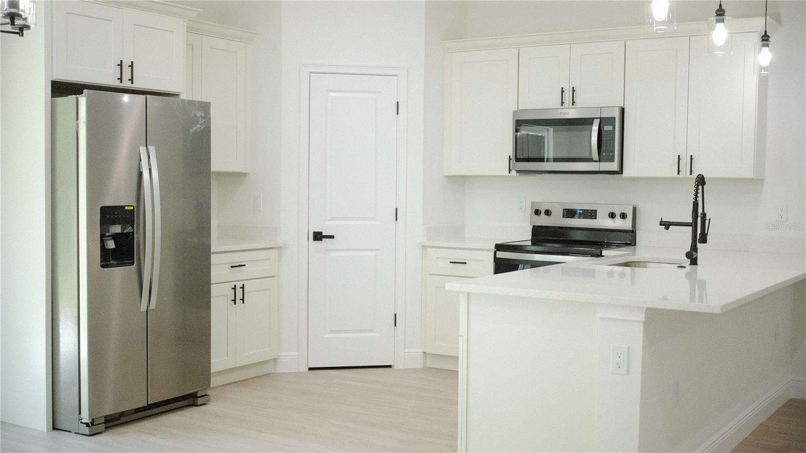Listing photo id 1 for 2498 Magenta Drive