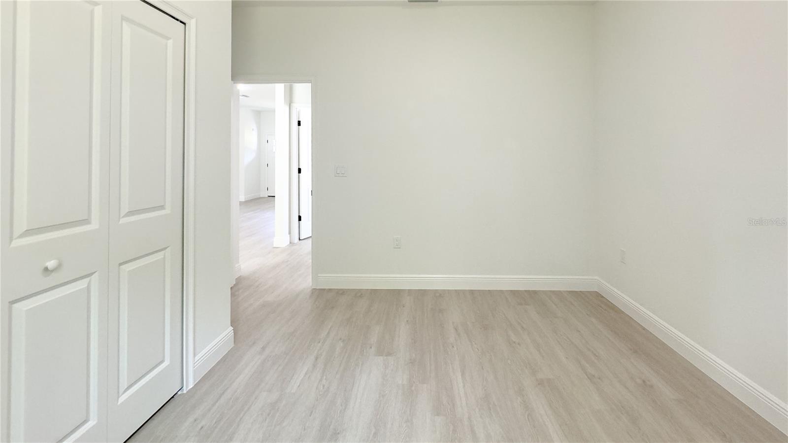 Listing photo id 28 for 2498 Magenta Drive