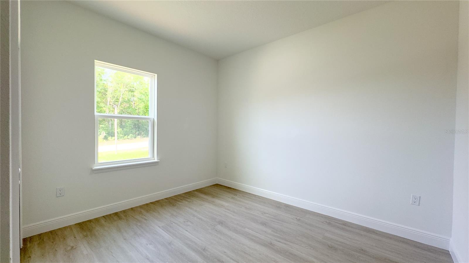 Listing photo id 34 for 2498 Magenta Drive