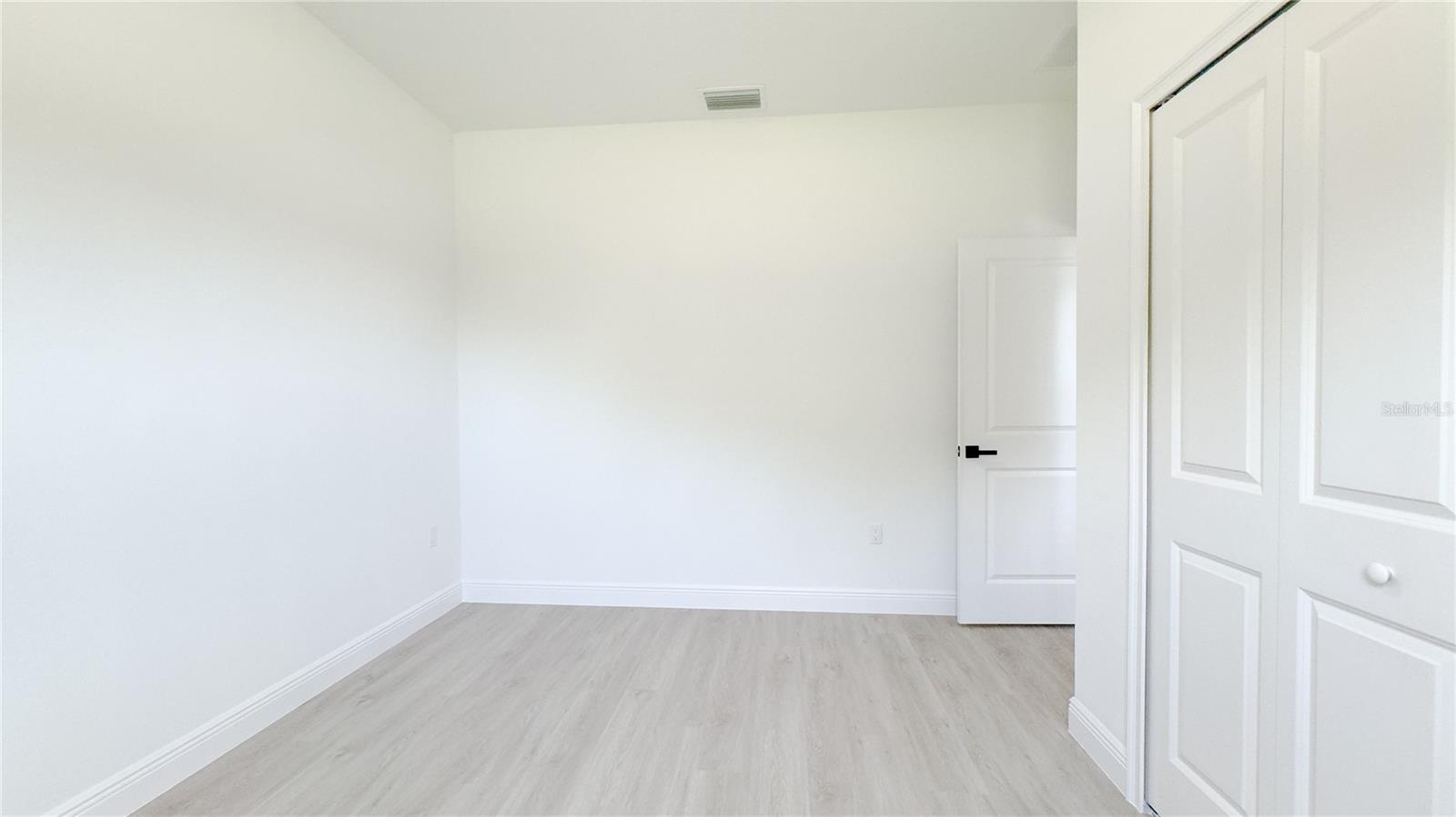 Listing photo id 35 for 2498 Magenta Drive