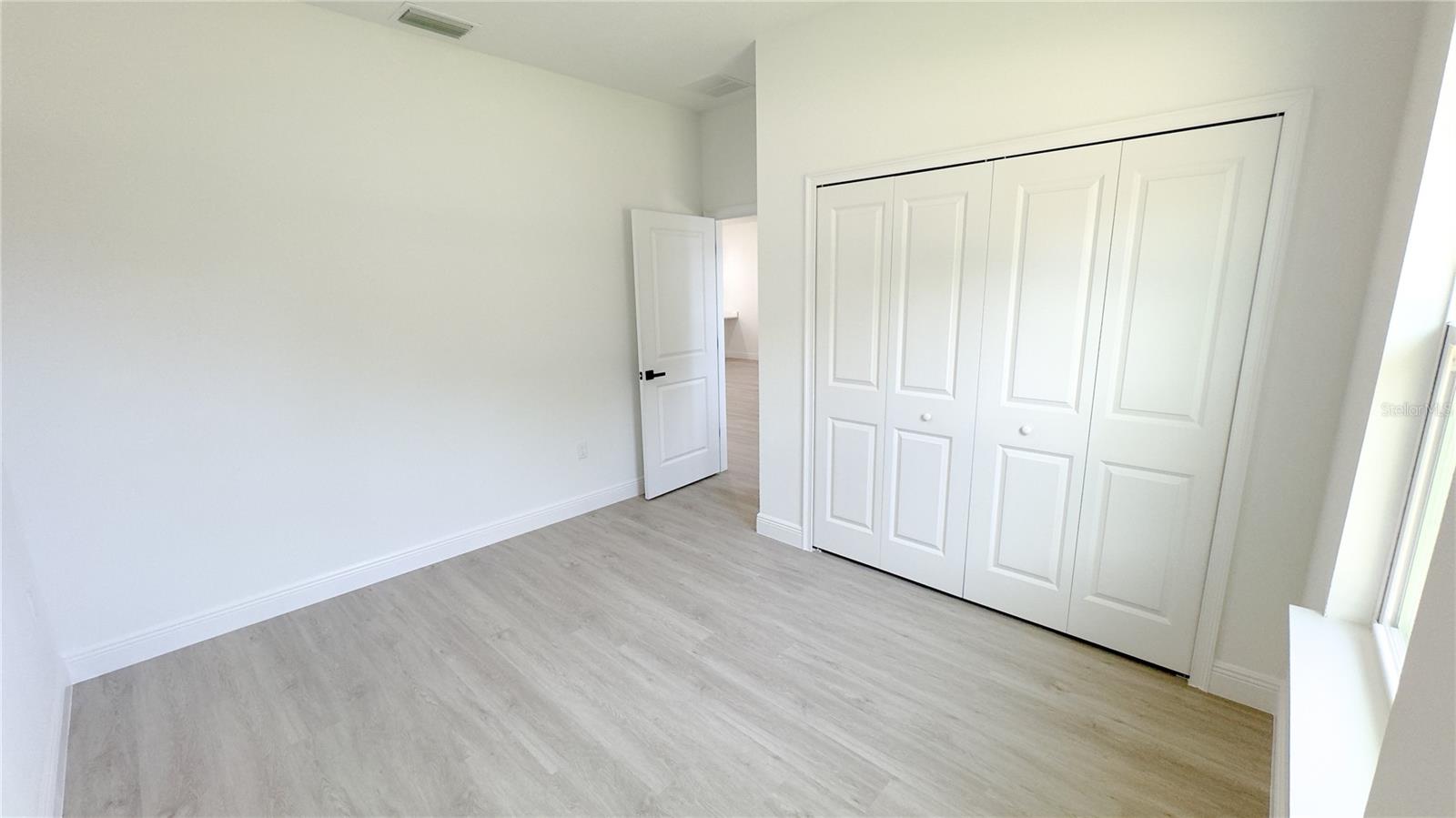 Listing photo id 36 for 2498 Magenta Drive