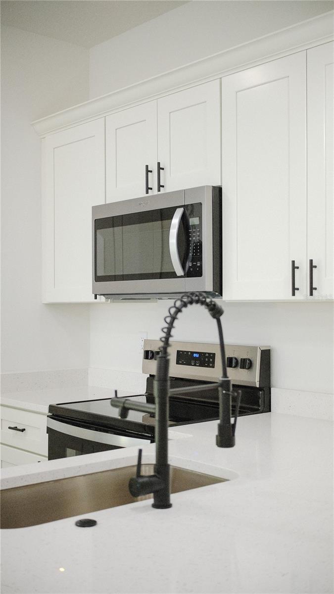Listing photo id 3 for 2498 Magenta Drive
