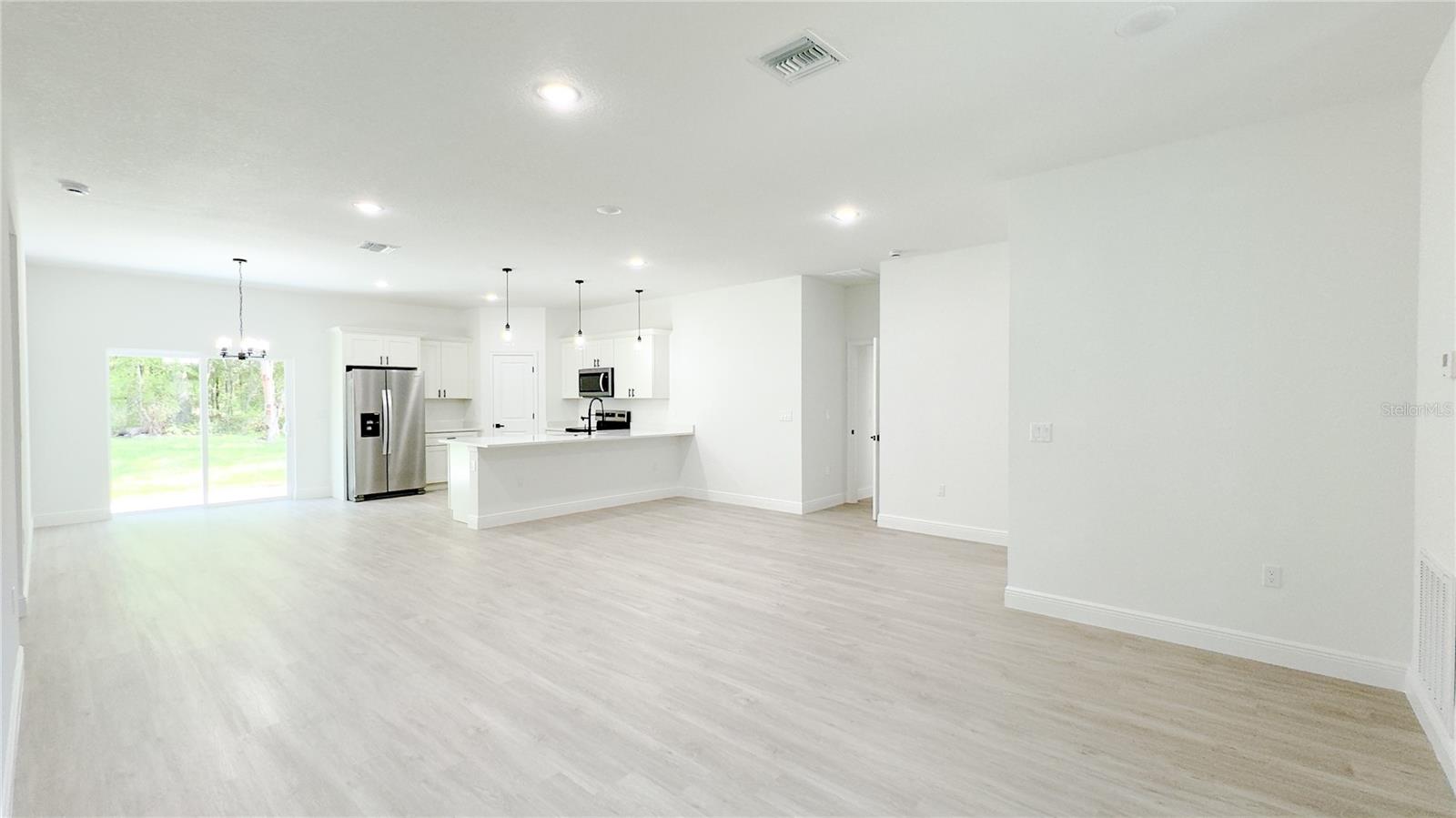 Listing photo id 4 for 2498 Magenta Drive