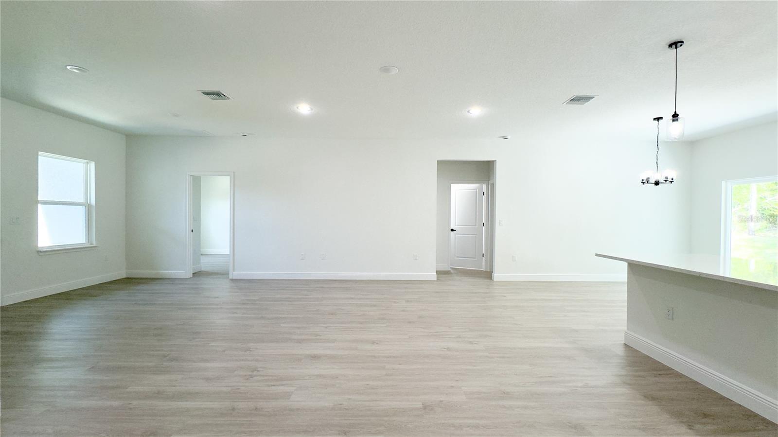 Listing photo id 5 for 2498 Magenta Drive