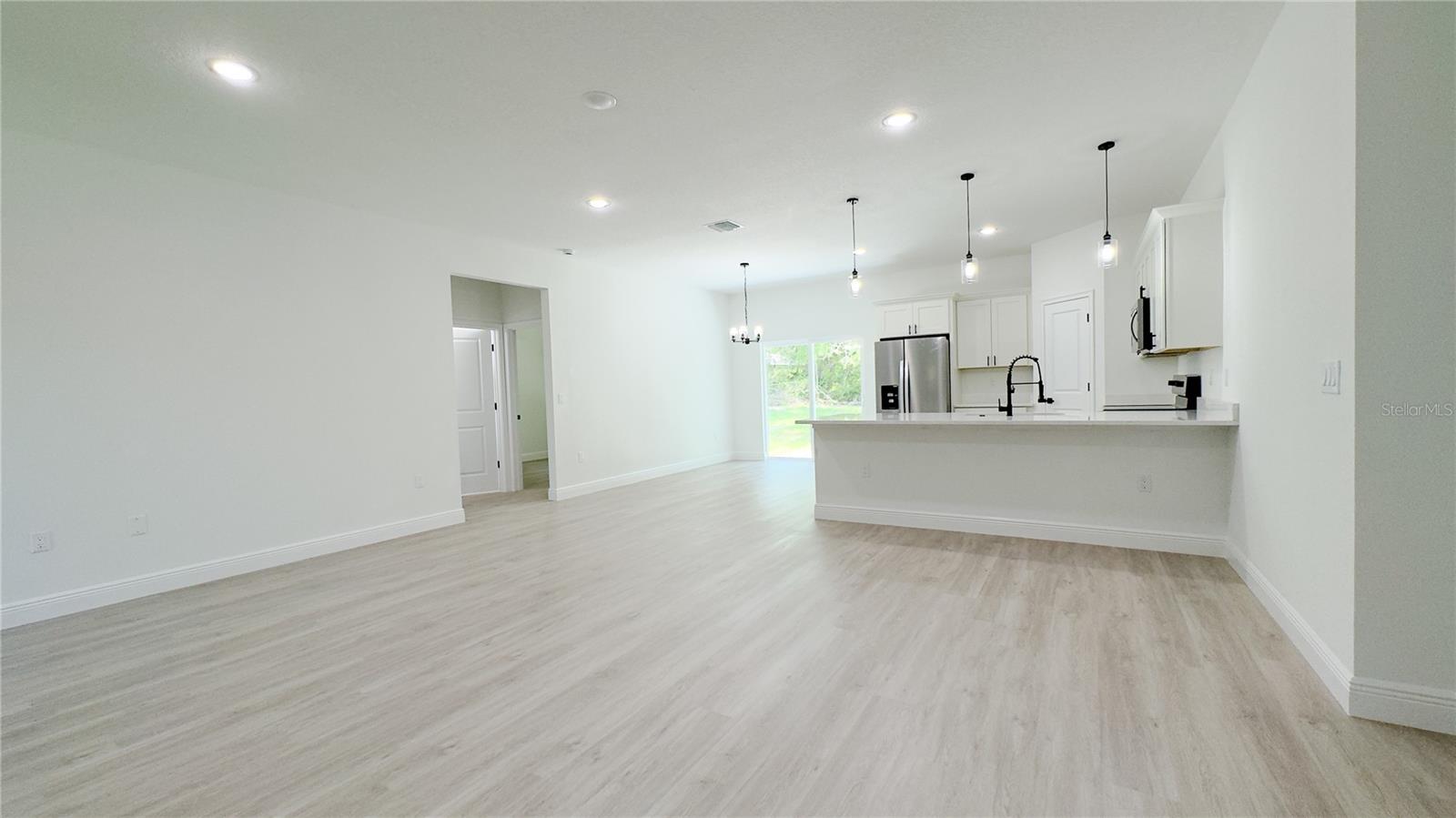 Listing photo id 6 for 2498 Magenta Drive