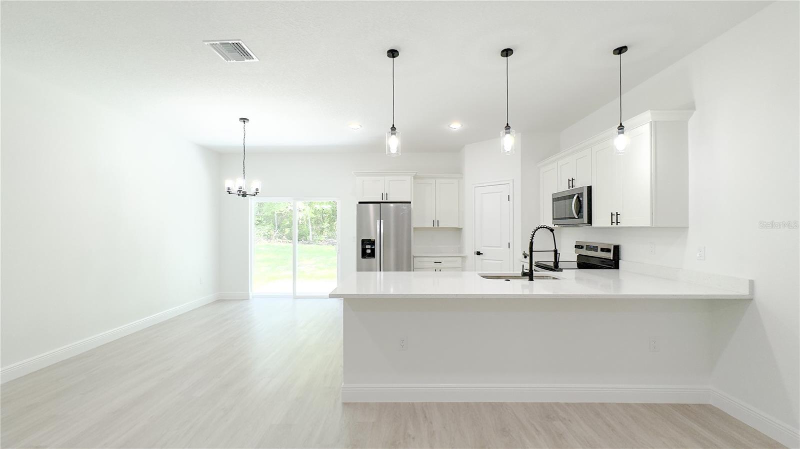 Listing photo id 7 for 2498 Magenta Drive